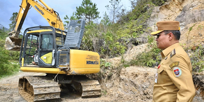 BUPATI-Humbahas-Oloan-Paniaran-Nababan-monitor-rekonstruksi-jalan-pasca-bencana