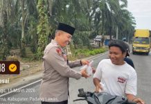 Berkah Ramadhan, Polres Padang Lawas Bagikan Ratusan Takjil
