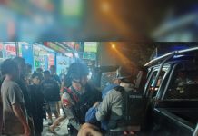 Gerak Cepat Patroli Brimob Polda Sumut Evakuasi Korban Laka Lantas di Jalan William Iskandar