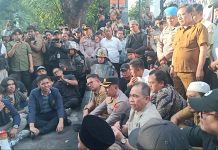 KAPOLRESTABES MEDAN KOMBES POL DR. JEAN CALVYN SIMANJUNTAK, S.I.K., M.H. PIMPIN LANGSUNG PENGAMANAN AKSI DAMAI DAN TUNJUKKAN PENDEKATAN HUMANIS DI DPRD SUMUT