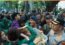 KAPOLRESTABES MEDAN KAWAL PENGAMANAN HUMANIS, AKSI MAHASISWA DI DPRD SUMUT BERLANGSUNG TERTIB