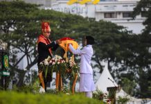 Upacara Penurunan Bendera HUT Ke- 81 RI Berlangsung Khidmat, Rico Waas Serahkan Tanda Kehormatan Satyalancana Karya Satya dari Presiden