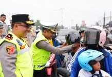 Wakapolda Sumut Turun ke Jalan, Bagikan Helm dan Ajak Warga Tertib Berlalu Lintas